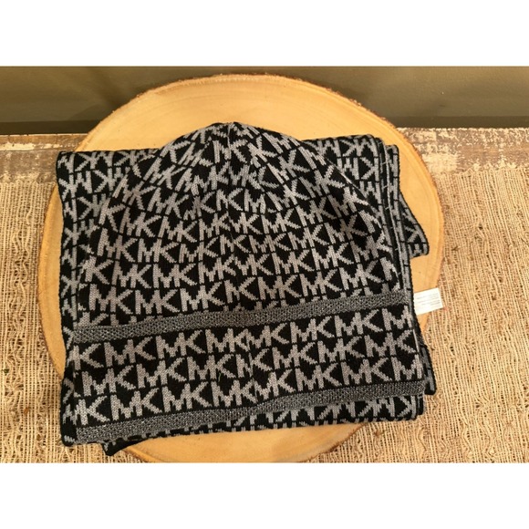 Michael Kors‎ 2 Piece Set SCARF, HAT Silver Lg Mk Logo Silver Black & Gray New - Picture 4 of 10